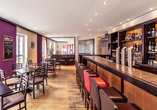 Genießen Sie kühle Getränke und gute Gespräche an der Bar. 