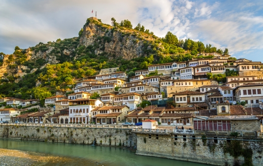 Berat begeistert mit seiner historischen Altstadt und den charakteristischen weißen Häusern am Hang.
