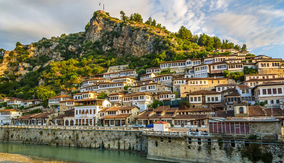 Berat begeistert mit seiner historischen Altstadt und den charakteristischen weißen Häusern am Hang.