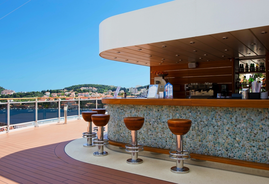 Gönnen Sie sich einen Drink an der Bar del Sole auf dem Sonnendeck.