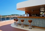 Gönnen Sie sich einen Drink an der Bar del Sole auf dem Sonnendeck.