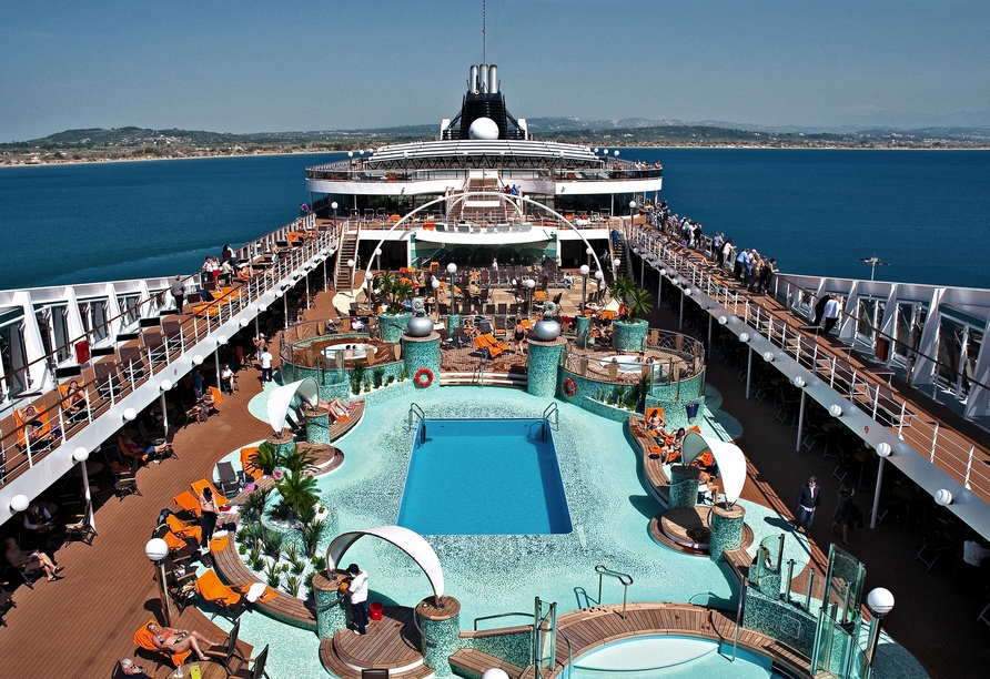 Auf dem Sonnendeck befinden sich mehrere Pools und Sitzmöglichkeiten.