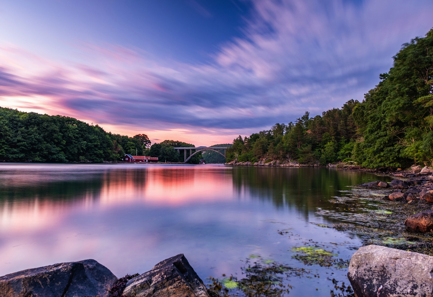 Farbenfroher Sonnenuntergang in Lyngdal