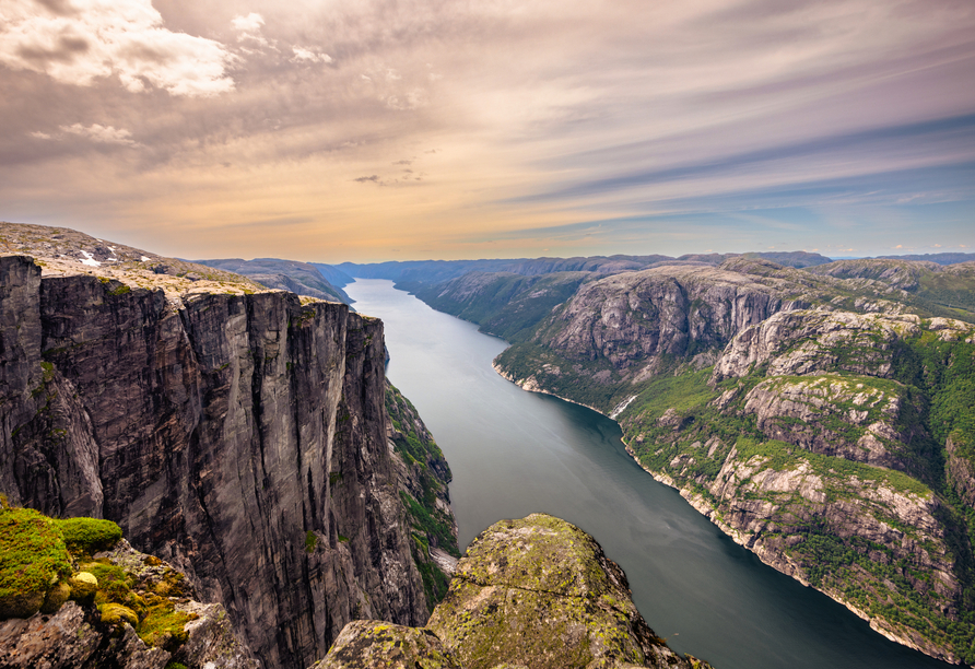 Machen Sie von Sandnes aus einen Ausflug zum Felsplateau Kjerag.