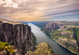 Machen Sie von Sandnes aus einen Ausflug zum Felsplateau Kjerag.