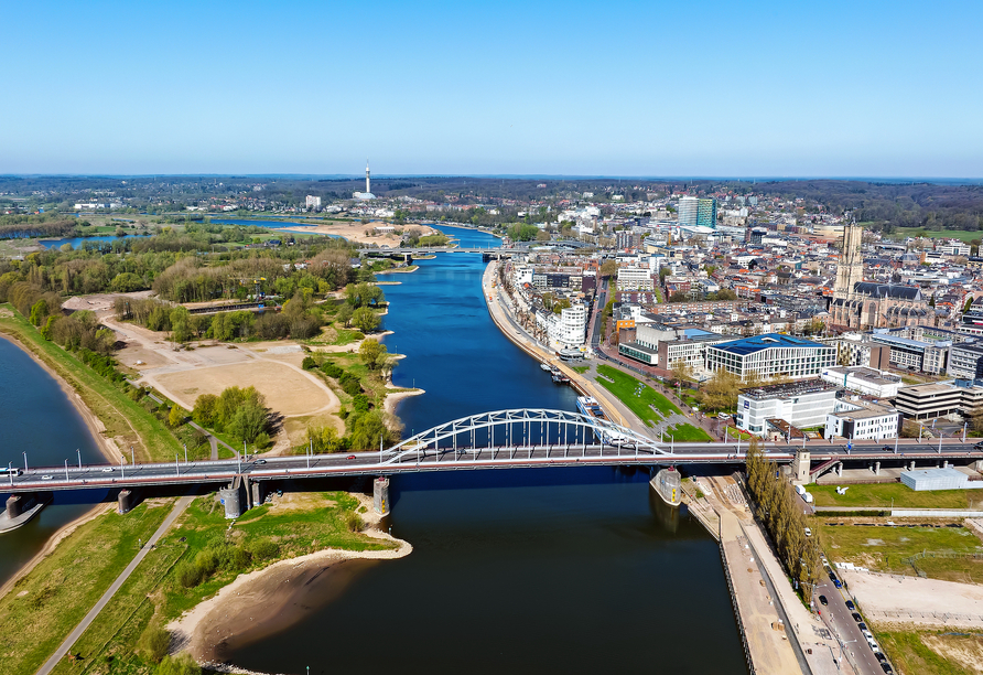 ARIELLE ROYAL, Arnhem Das historische Arnhem von oben.