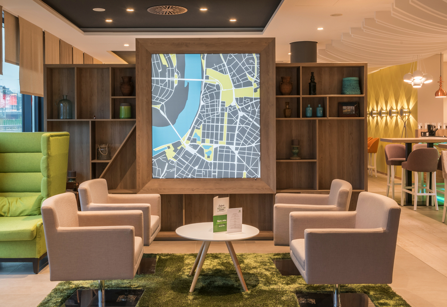 Die großzügige und moderne Open Lobby des Hotels lädt zum Verweilen ein.