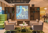 Die großzügige und moderne Open Lobby des Hotels lädt zum Verweilen ein.