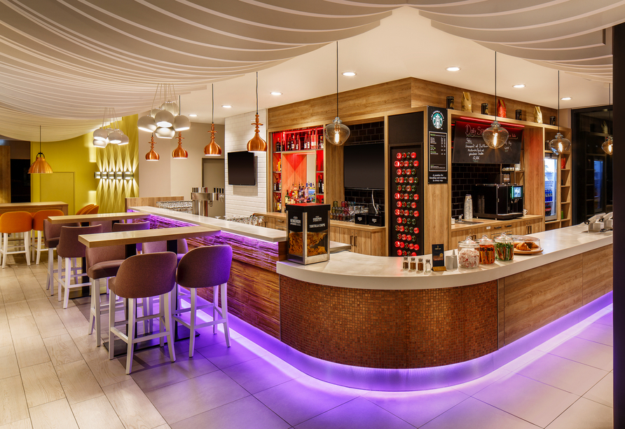 An der Bar des Hotels können Sie sich erfrischen und unterhalten.