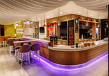 An der Bar des Hotels können Sie sich erfrischen und unterhalten.