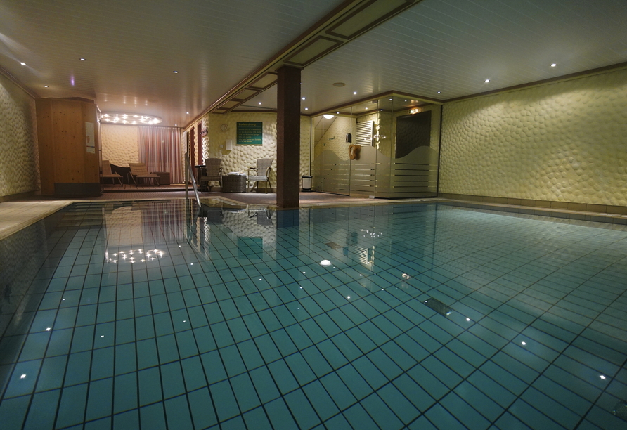 Im Hallenbad genießen Sie Entspannung und Erholung pur.