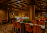 Das Restaurant bietet köstliche Gaumenfreuden.