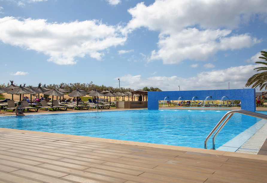 Kühlen Sie sich im Außenpool Ihres Hotels auf Porto Santo ab.