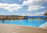 Kühlen Sie sich im Außenpool Ihres Hotels auf Porto Santo ab.