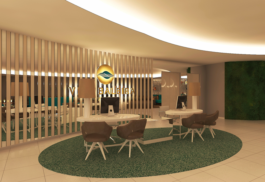 Die stilvoll eingerichtete Rezeption des Hotels Vila Baleira in Funchal heißt Sie in eleganter Atmosphäre willkommen