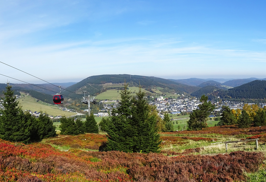 Mit der Seilbahn geht es in luftige Höhen.