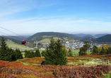 Mit der Seilbahn geht es in luftige Höhen.