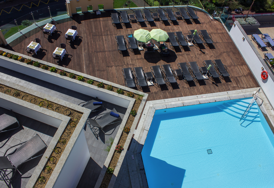 Freuen Sie sich auf entspannte Stunden im Außenpool auf der Dachterrasse des Hotels Vila Baleira Funchal – mit herrlichem Ausblick und Urlaubsgefühl pur!