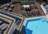 Freuen Sie sich auf entspannte Stunden im Außenpool auf der Dachterrasse des Hotels Vila Baleira Funchal – mit herrlichem Ausblick und Urlaubsgefühl pur!