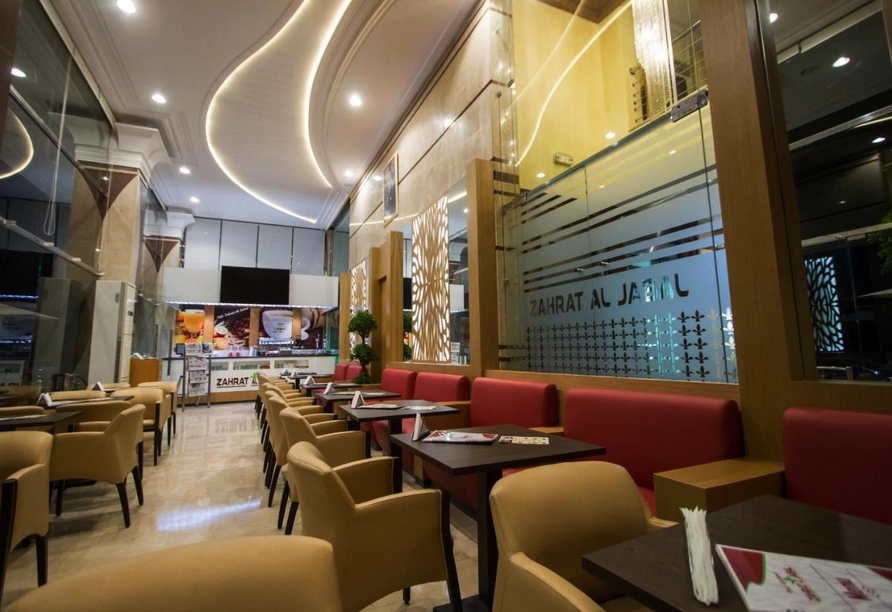 Im Restaurant des Beispielhotels Splendid in Fès können Sie sich mit marokkanischen Köstlichkeiten verwöhnen lassen.