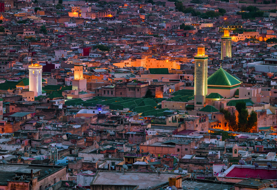 UNESCO-Welterbe hautnah: Die mittelalterliche Medina von Fès beeindruckt mit orientalischem Flair und lebendiger Geschichte.