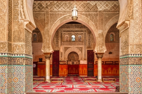 Fès von seiner schönsten Seite: Einblick in die prachtvolle Madrasa-Architektur.