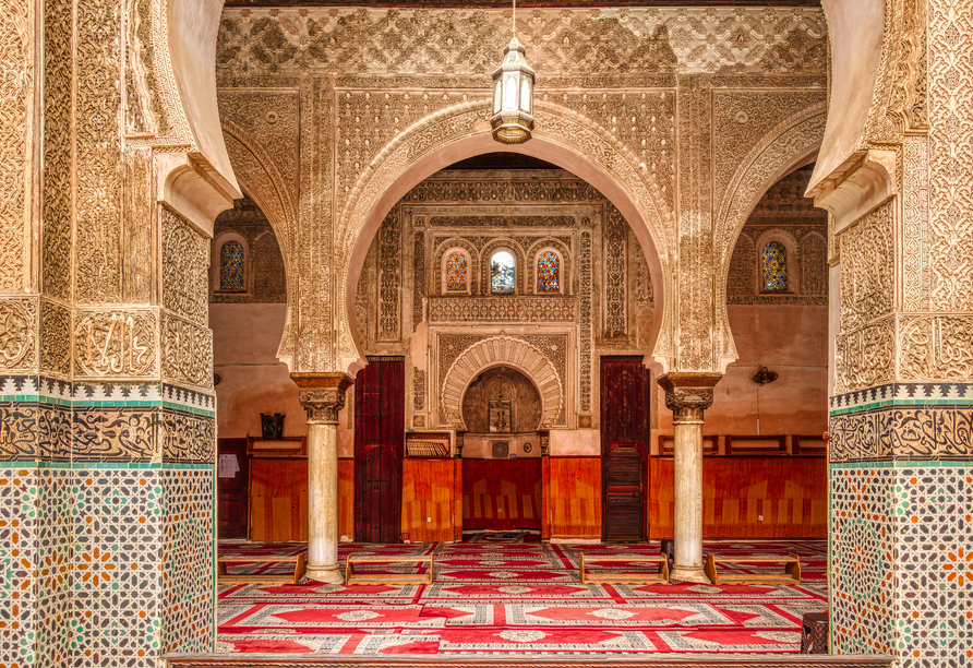 Fès von seiner schönsten Seite: Einblick in die prachtvolle Madrasa-Architektur.