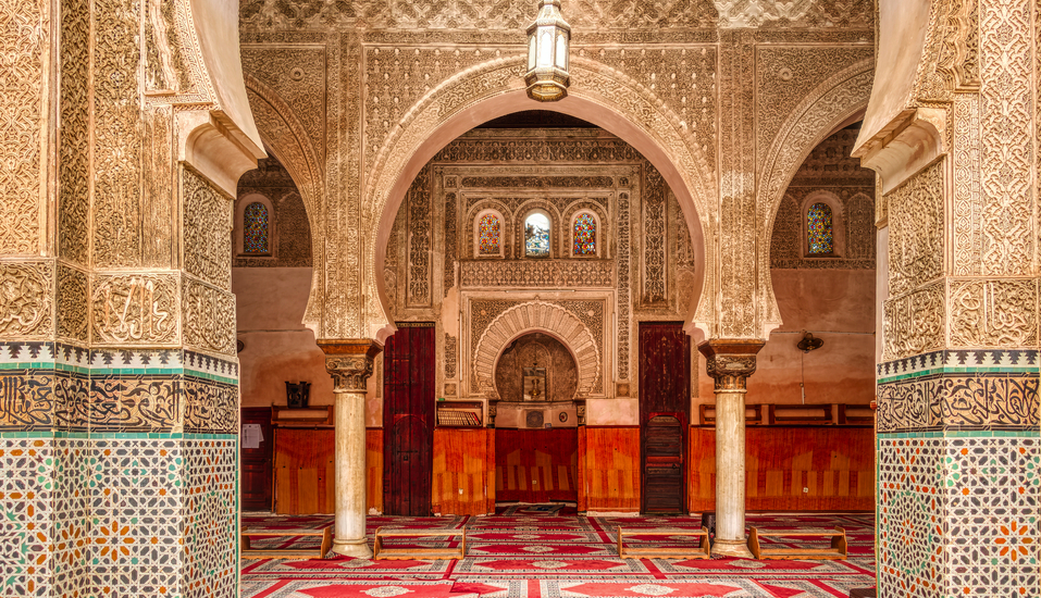 Fès von seiner schönsten Seite: Einblick in die prachtvolle Madrasa-Architektur.