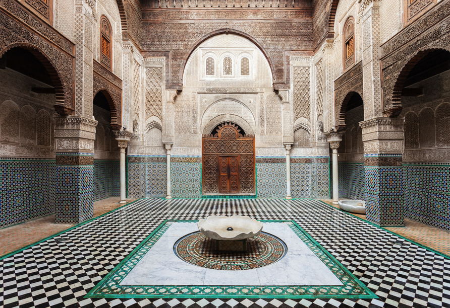 Besuchen Sie die beeindruckende Al Quarawiyyin Moschee in Fès – ein Ort von großer spiritueller und historischer Bedeutung.