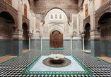 Besuchen Sie die beeindruckende Al Quarawiyyin Moschee in Fès – ein Ort von großer spiritueller und historischer Bedeutung.