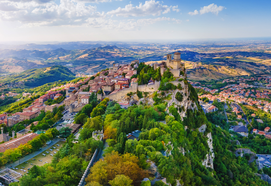 Machen Sie einen Ausflug nach San Marino, in eine der ältesten Republiken der Welt.