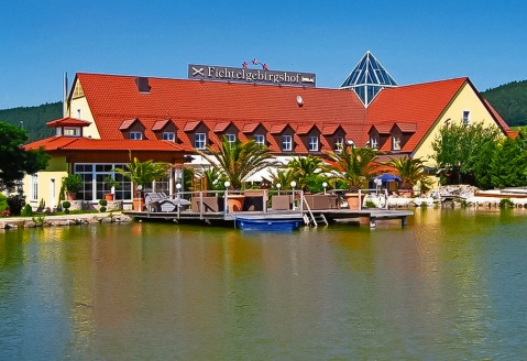 Das Hotel Fichtelgebirgshof befindet sich direkt an einem See.