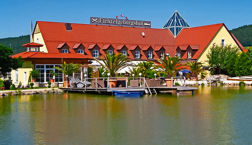 Das Hotel Fichtelgebirgshof befindet sich direkt an einem See.