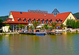 Das Hotel Fichtelgebirgshof befindet sich direkt an einem See.