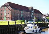 Blick auf das Kanalpackhaus am Hafen von Tönning