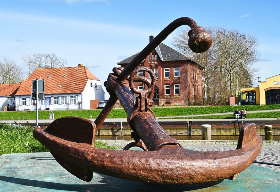 Im gelben Gebäude der Fischereigenossenschaft ist ein Fischgeschäft zu finden.