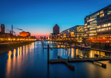 Duisburgs Innenhafen bietet ein spektakuläres Panorama am Abend.