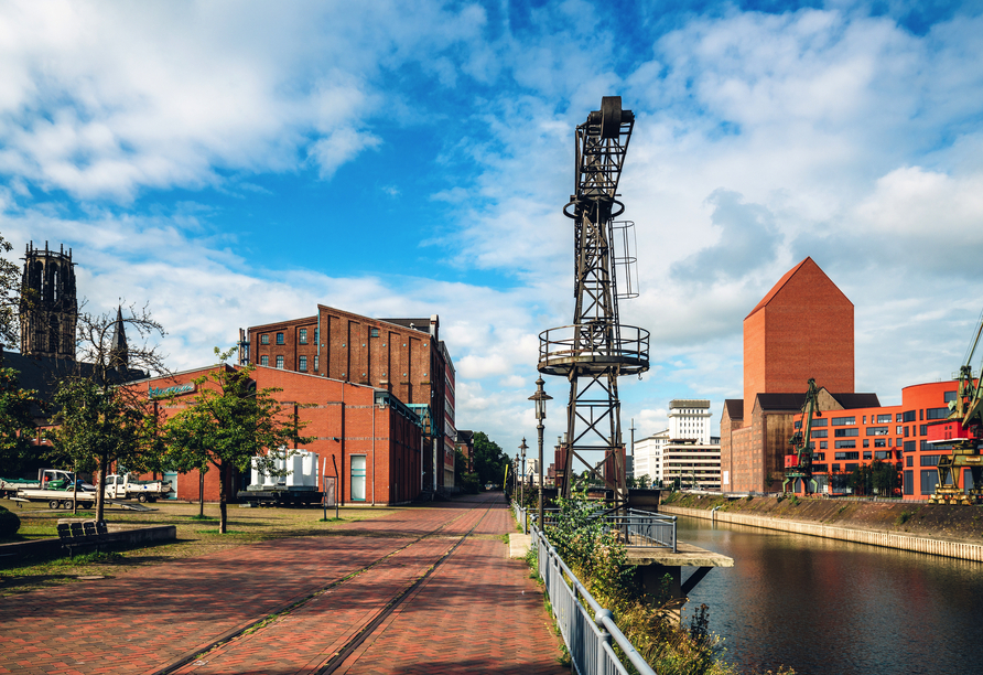 Historische Speicher, moderne Architektur, eine Marina und kulturelle Einrichtungen prägen den Innenhafen von Duisburg.