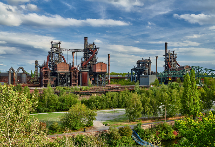 Besuchen Sie den eindrucksvollen Landschaftspark Duisburg mit ehemaligen Hochöfen sowie Grün- und Wasserflächen.