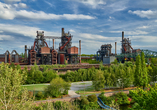 Besuchen Sie den eindrucksvollen Landschaftspark Duisburg mit ehemaligen Hochöfen sowie Grün- und Wasserflächen.