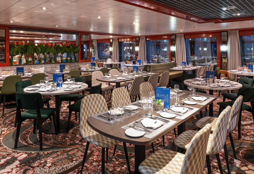 Das Restaurant an Bord bietet köstliche Speisen.