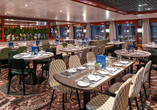 Das Restaurant an Bord bietet köstliche Speisen.