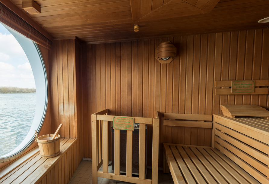 Die Sauna an Bord bietet einen traumhaften Blick auf den Fluss.