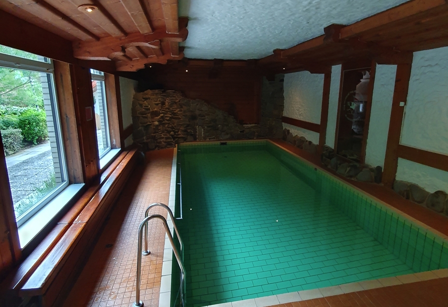 Ziehen Sie ein paar Bahnen im Hallenbad der Anlage.