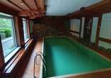 Ziehen Sie ein paar Bahnen im Hallenbad der Anlage.