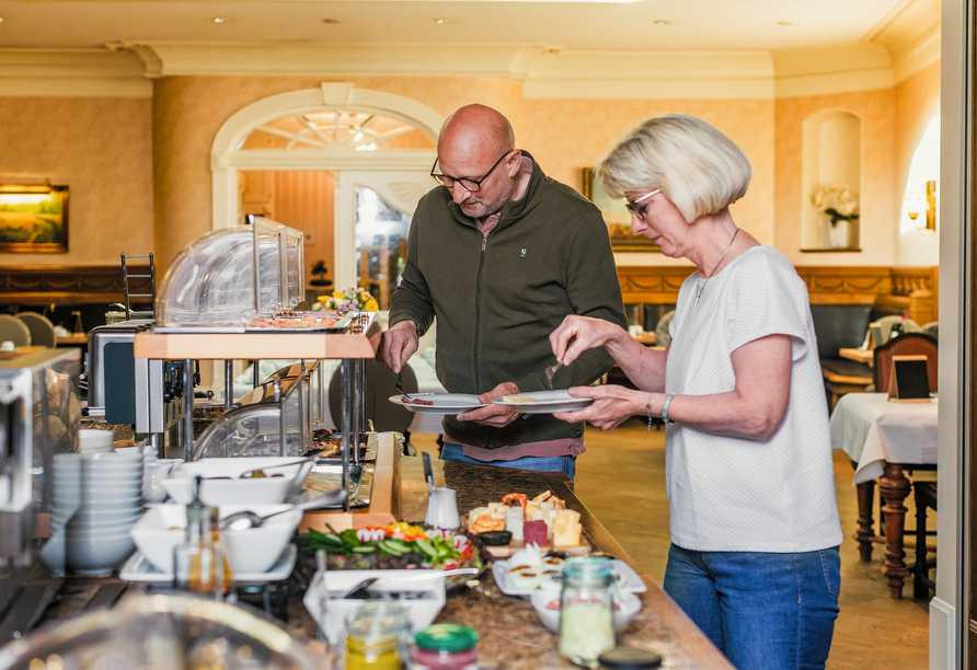 Bedienen Sie sich nach Herzenslust: Das abwechslungsreiche Frühstücksbuffet hält für jeden Geschmack etwas bereit.