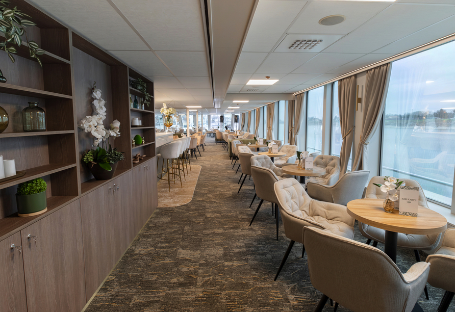 Herrliche Aussichten erwarten Sie in der lichtdurchfluteten Panorama-Lounge.