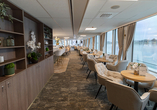 Herrliche Aussichten erwarten Sie in der lichtdurchfluteten Panorama-Lounge.