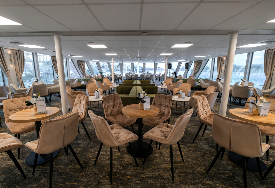 Nehmen Sie Platz in der gemütlichen Lounge an Bord.