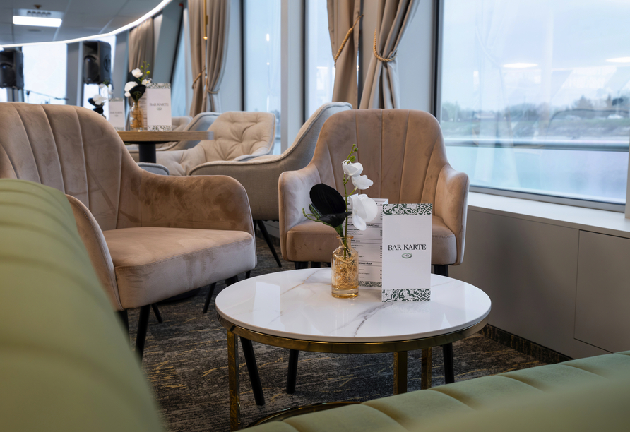 Nehmen Sie Platz in der gemütlichen Lounge an Bord.